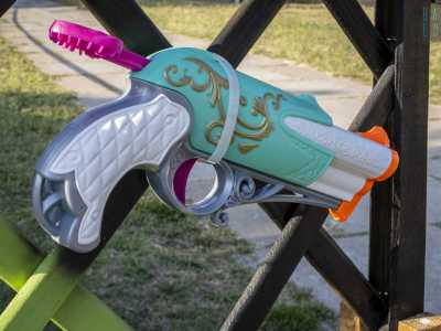 ...e una "Rebelle Charmed Dauntless" capace di sparare tre dardi di fila�...